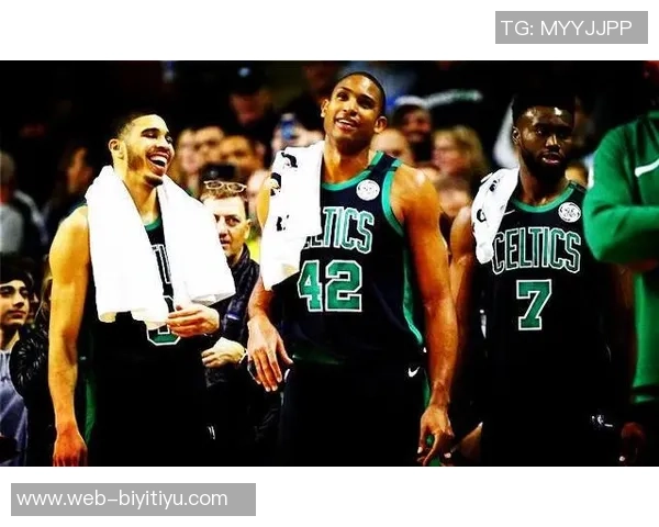 杰伦布朗半场表现惊艳10投8中三分命中率高达80砍下22分引领球队奋勇争先